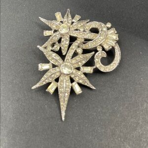 2.4.26-20 Vintage Kramer of NY Dazzling Silvertone Rhinestone Starburst Brooch